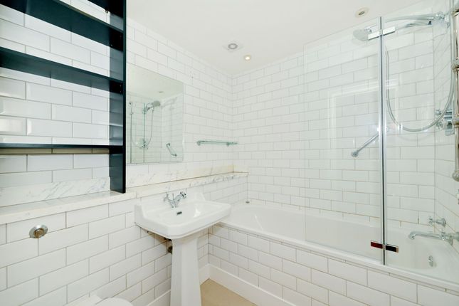 Flat to rent in Ladbroke Gardens, London