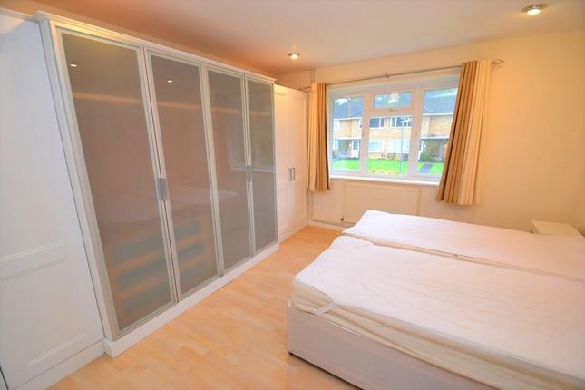 8, Fir Tree Court, Elstree photo 3