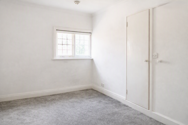 2nd Floor En-Suite Room, 30 West Lodge Avenue, London photo 3