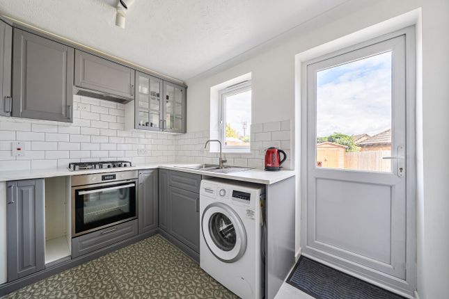27, Beaconsfield Way, Reading photo 3