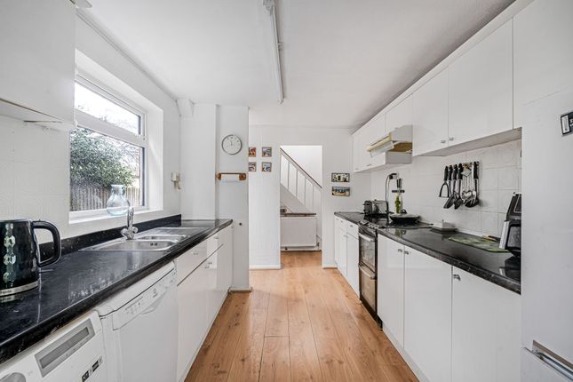 8 Kings Close, Walton-On-Thames photo 3