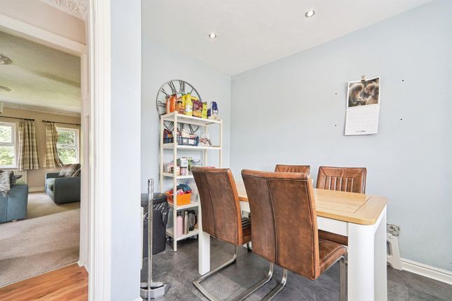 22, Newlay Wood Rise, Leeds photo 4