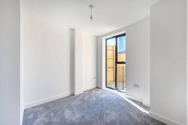 Flat to rent in Valley Gardens, Colliers Wood, London