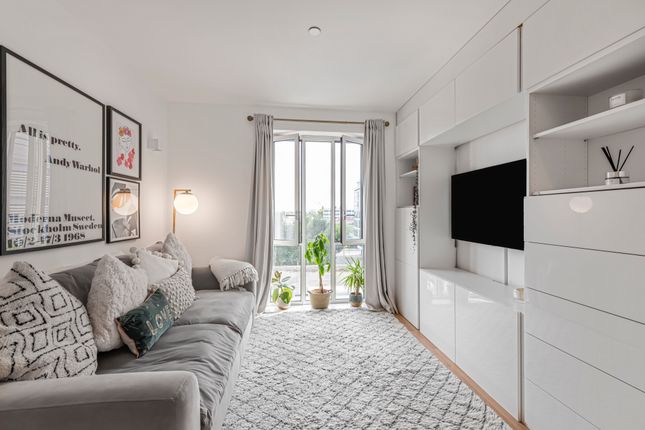 8, Mapleton Crescent, London photo 3