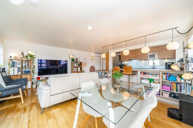 124 Metcalfe Court, John Harrison Way, London photo 3