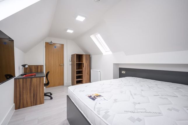 Apartment 2, Room 5, 34a High Street, Walton-On-Thames photo 3