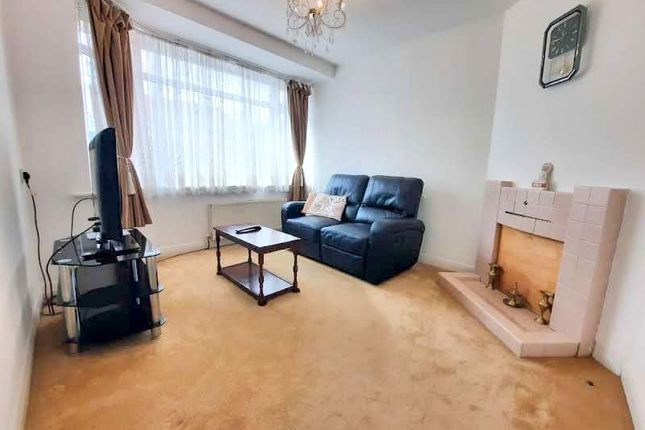10, Lansbury Avenue, Feltham photo 2