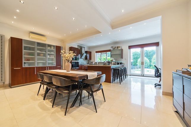 14, Orchard Avenue, London photo 3
