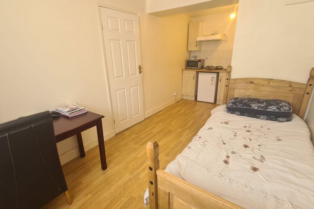 17, Stainby Close, West Drayton photo 3
