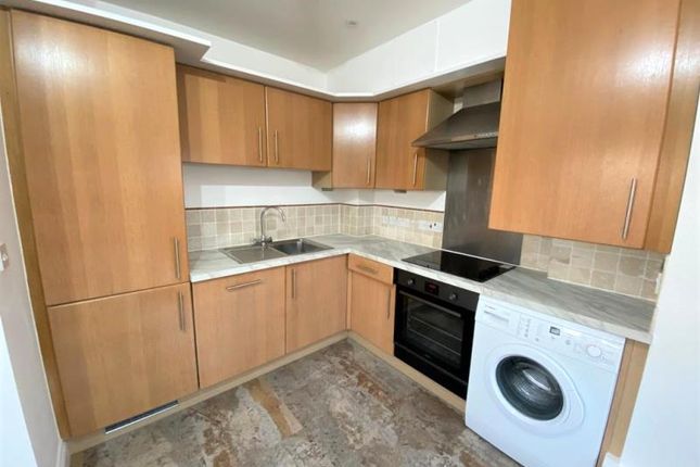 Flat to rent in Claremont Avenue, Woking