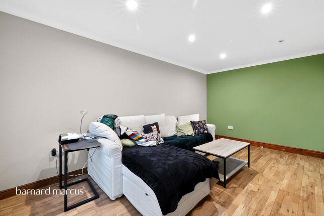27, Lausanne Road, London photo 4