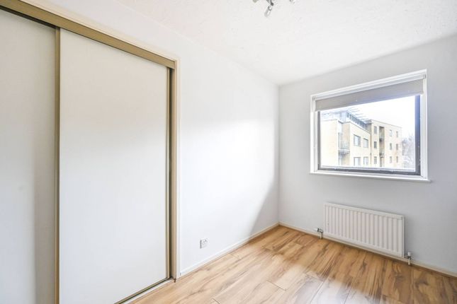 Flat to rent in Horseshoe Close, Isle Of Dogs, London