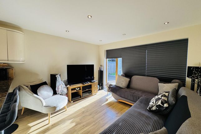 4A, Church Road, Worth photo 4