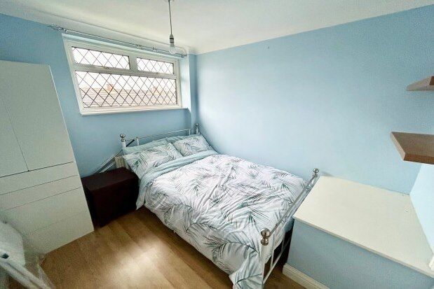 Thumbnail Room to rent in 13 Trindehay, Basildon