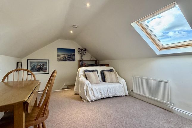 9, Angela Close, Hereford photo 5