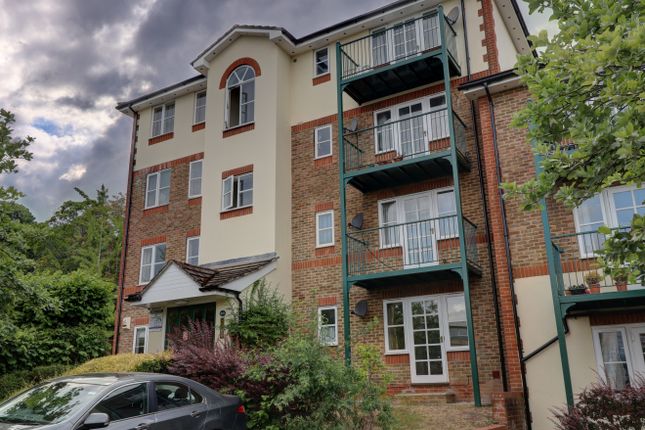 Thumbnail Flat to rent in Queen Alexandra Road, High Wycombe, Buckinghamshire