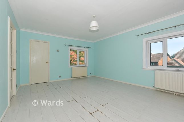 2-bed flat on Knockhurst Court, Vineys Gardens, Tenterden, £170,000