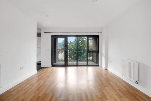 Flat 25, 2, Lake House, Green Lanes Walk, London photo 4