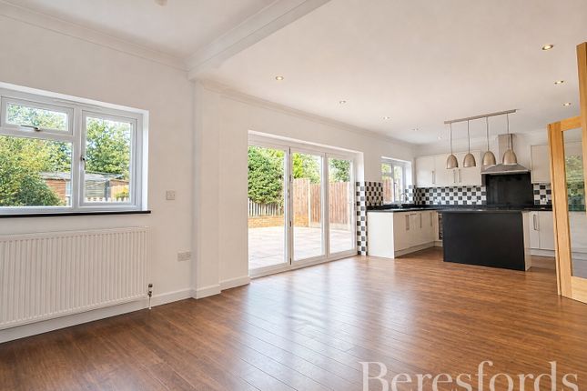 Elmhurst Drive, Hornchurch photo 3