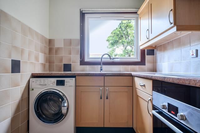 21, Mendip Close, Slough photo 4