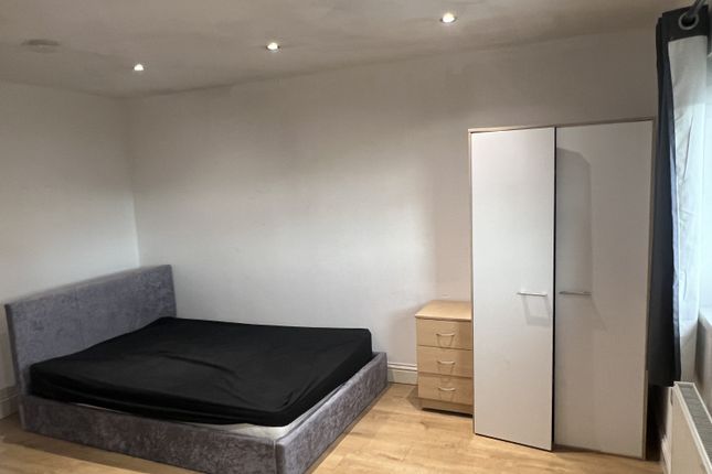 Shared accommodation to rent in Middle Ope, Watford