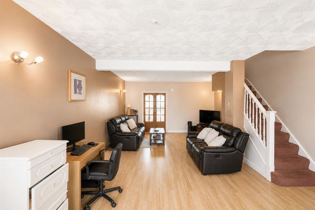 41, St. Crispins Close, Southall photo 2