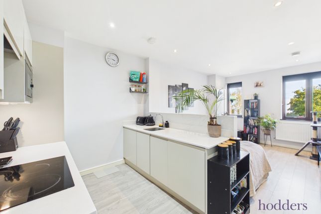 Flat 8, Montrose House,, Hanworth Lane, Chertsey photo 2