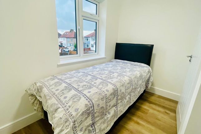 Room 5, 63 North Hyde Road,, Hayes photo 5
