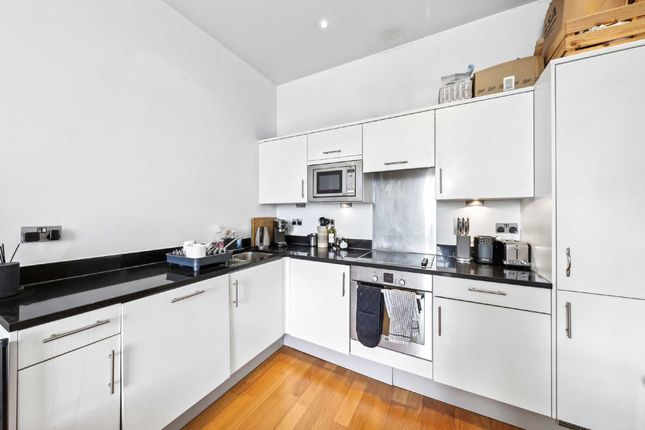 Thumbnail Flat to rent in Clapham Common South Side, London