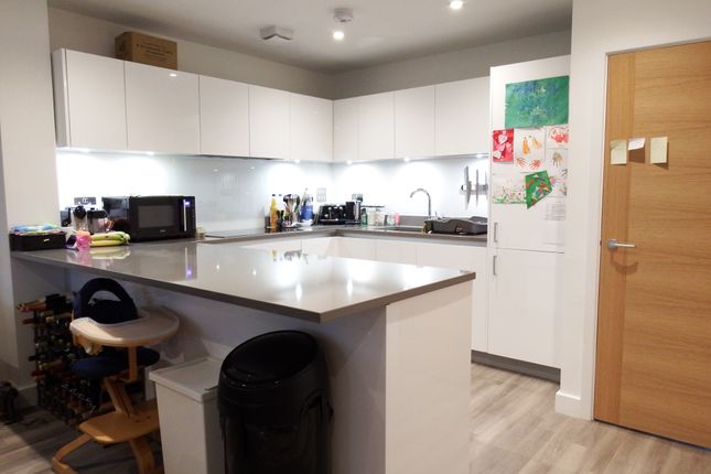 18 Sycamore Avenue, Woking photo 3
