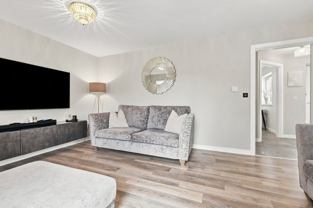 6, Roedean Crescent, Basildon photo 4