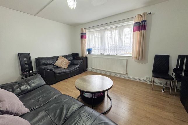 17a, Gladding Road, London photo 3