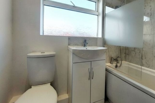 31 Kirkham Avenue, Manchester photo 4
