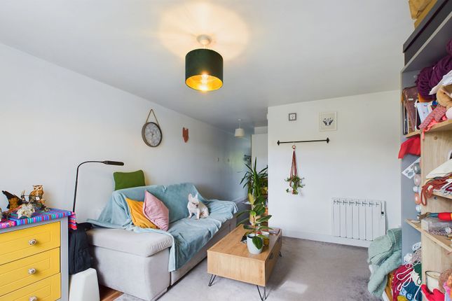 Flat to rent in Montreal Way, Worthing
