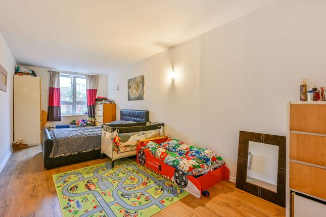 Thumbnail Flat for sale in Narrow Street, Limehouse, London