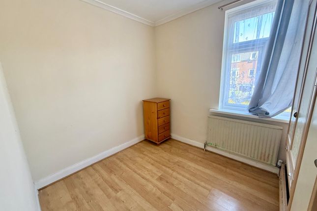 Top Floor Flat, 84 Station Road, Gidea Park, ROMFORD photo 4