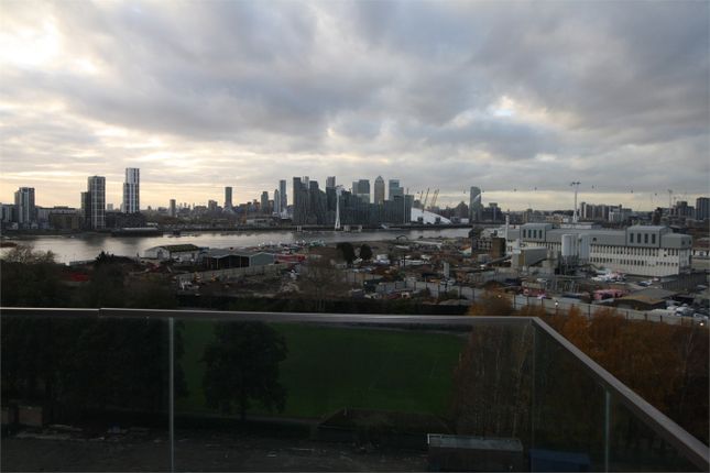 Flat to rent in John Cabot House, Royal Wharf, London