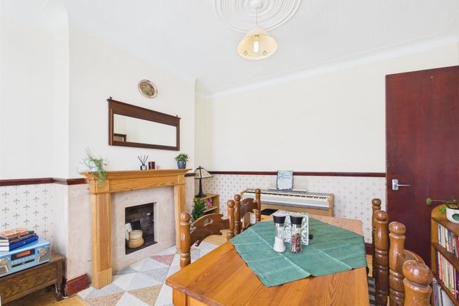 54, Hanbury Road, London photo 4