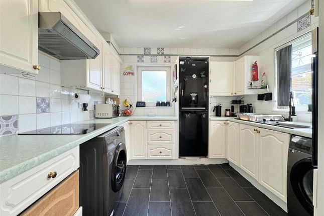 33, Quintrell Gardens, Newquay photo 3