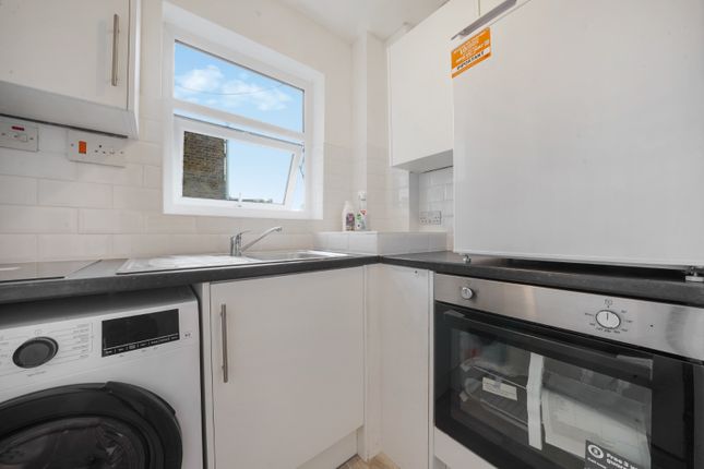 Flat 6, 14 Avonmore Road, Greater London photo 4