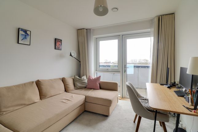 Flat to rent in Stanhope House, 6 Quayle Crescent, London