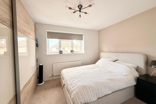 4, Willowmead, Staines-upon-Thames photo 4