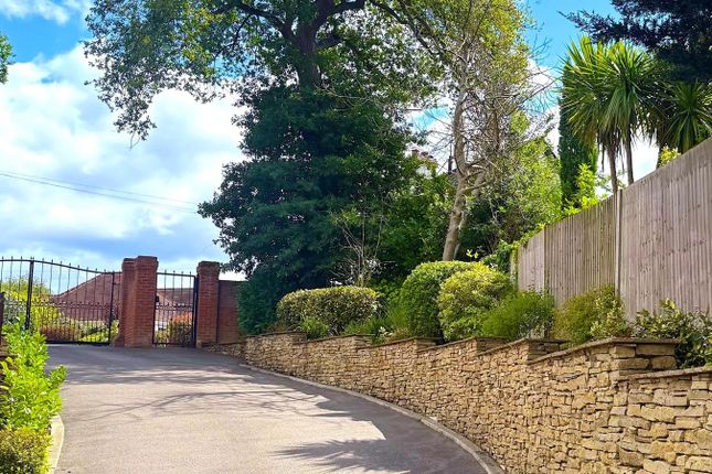 1, Warrens End, Surrey photo 4