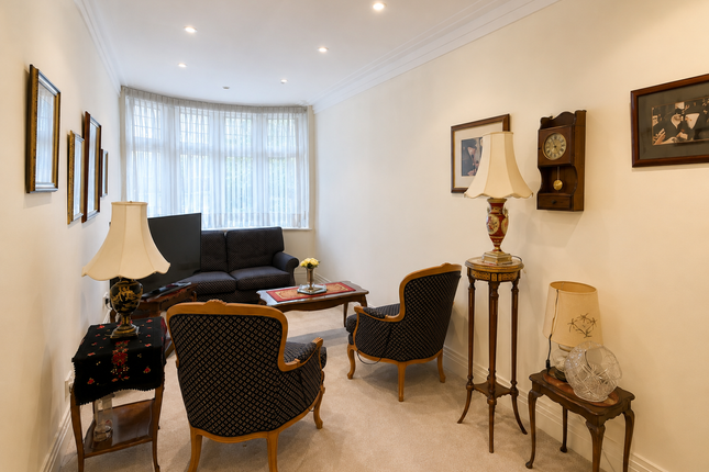 40, Highfield Gardens, London photo 4