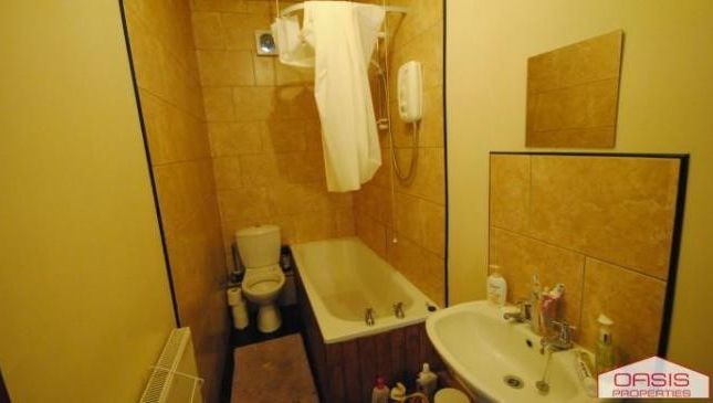 A Spacious Bathroom Featuring A Large Bathtub, A S...