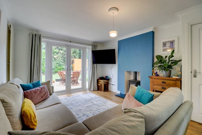 8, Oaktree Close, High Wycombe photo 2