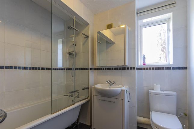 Flat to rent in Halliard Court, Barquentine Place, Cardiff
