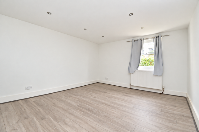 Flat 6, 110, Samuel Street, London photo 5