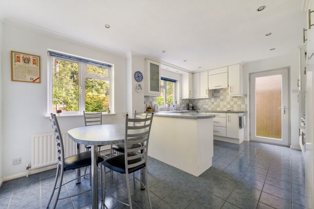 8, Davies Close, Surrey photo 2