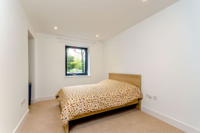 Pipit Drive, Putney photo 4
